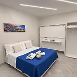 Max Fox Suite